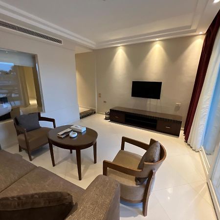 מלון עיין סוחנה Grand Ocean El Sokhna מראה חיצוני תמונה A living room in a suite at the Ritz-Carlton, DIFC, Dubai