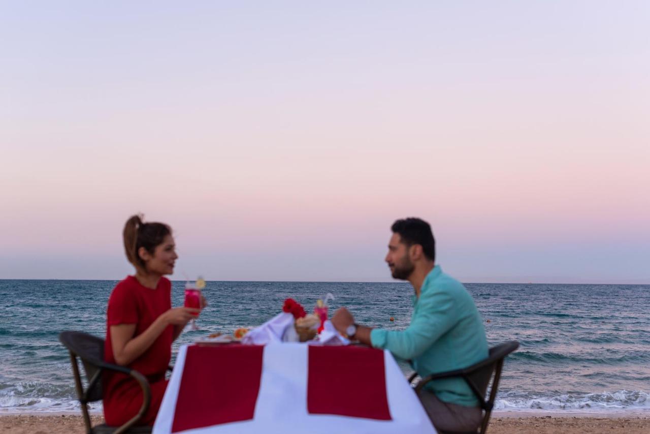 מלון עיין סוחנה Grand Ocean El Sokhna מראה חיצוני תמונה A couple dining on the beach