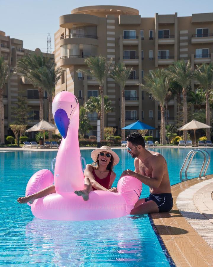 מלון עיין סוחנה Grand Ocean El Sokhna מראה חיצוני תמונה A couple on a pink flamingo float