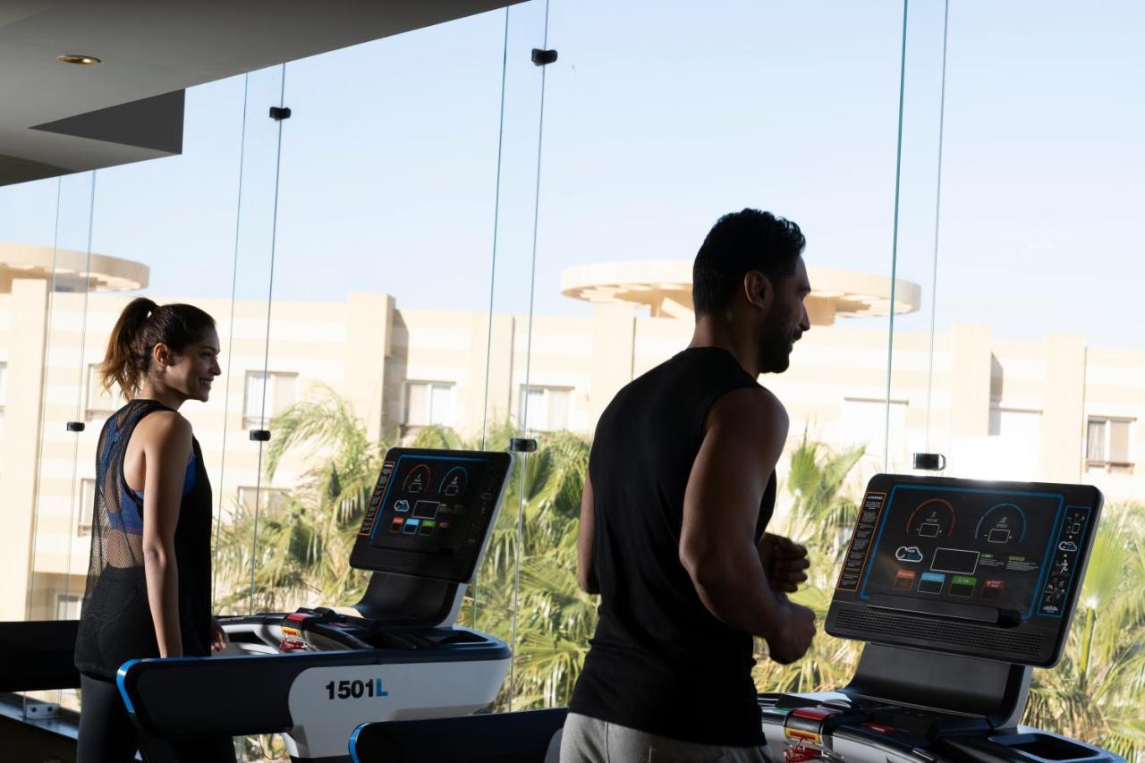 מלון עיין סוחנה Grand Ocean El Sokhna מראה חיצוני תמונה A treadmill with a screen