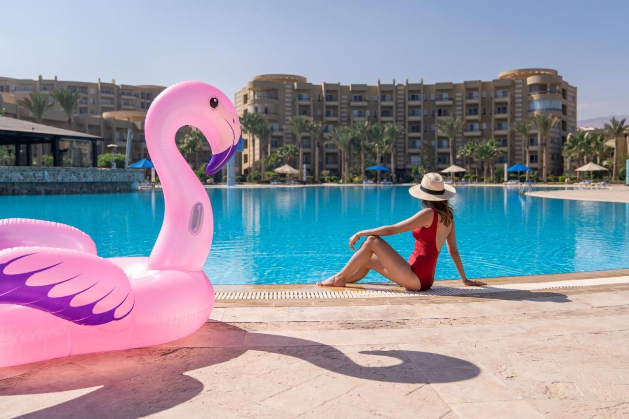 מלון עיין סוחנה Grand Ocean El Sokhna מראה חיצוני תמונה A woman sunbathing at a pool