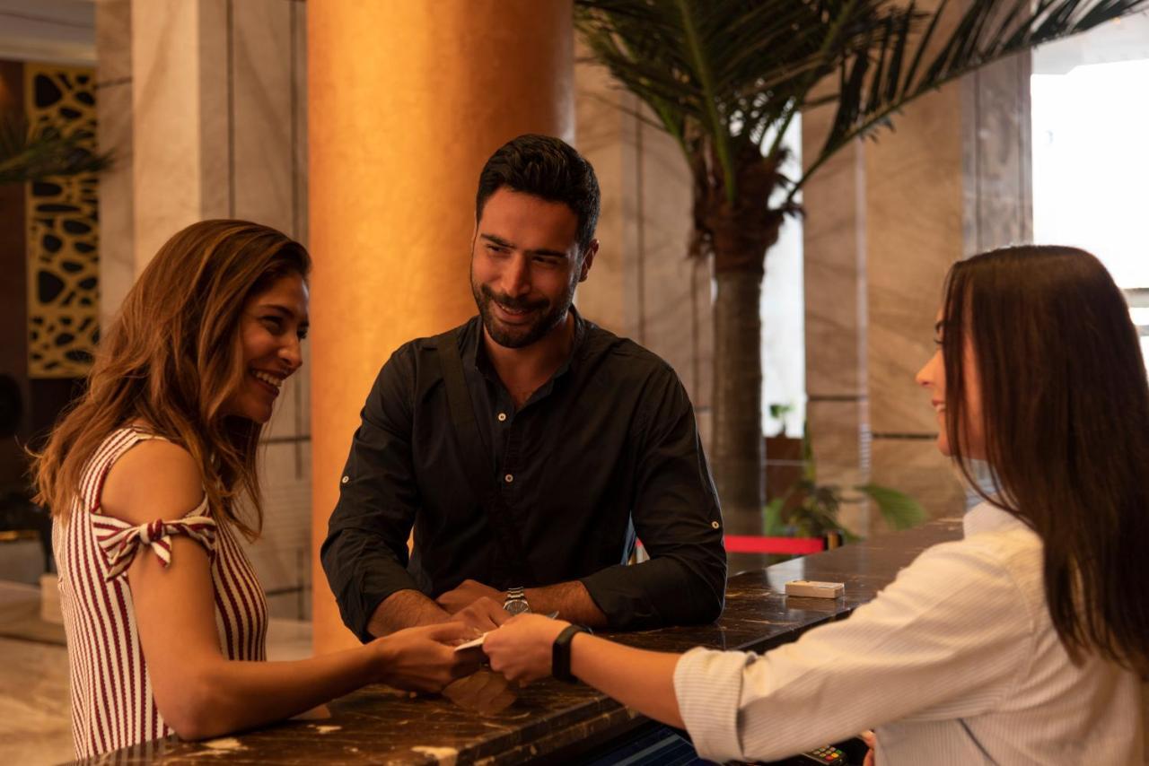 מלון עיין סוחנה Grand Ocean El Sokhna מראה חיצוני תמונה A hotel manager greeting guests