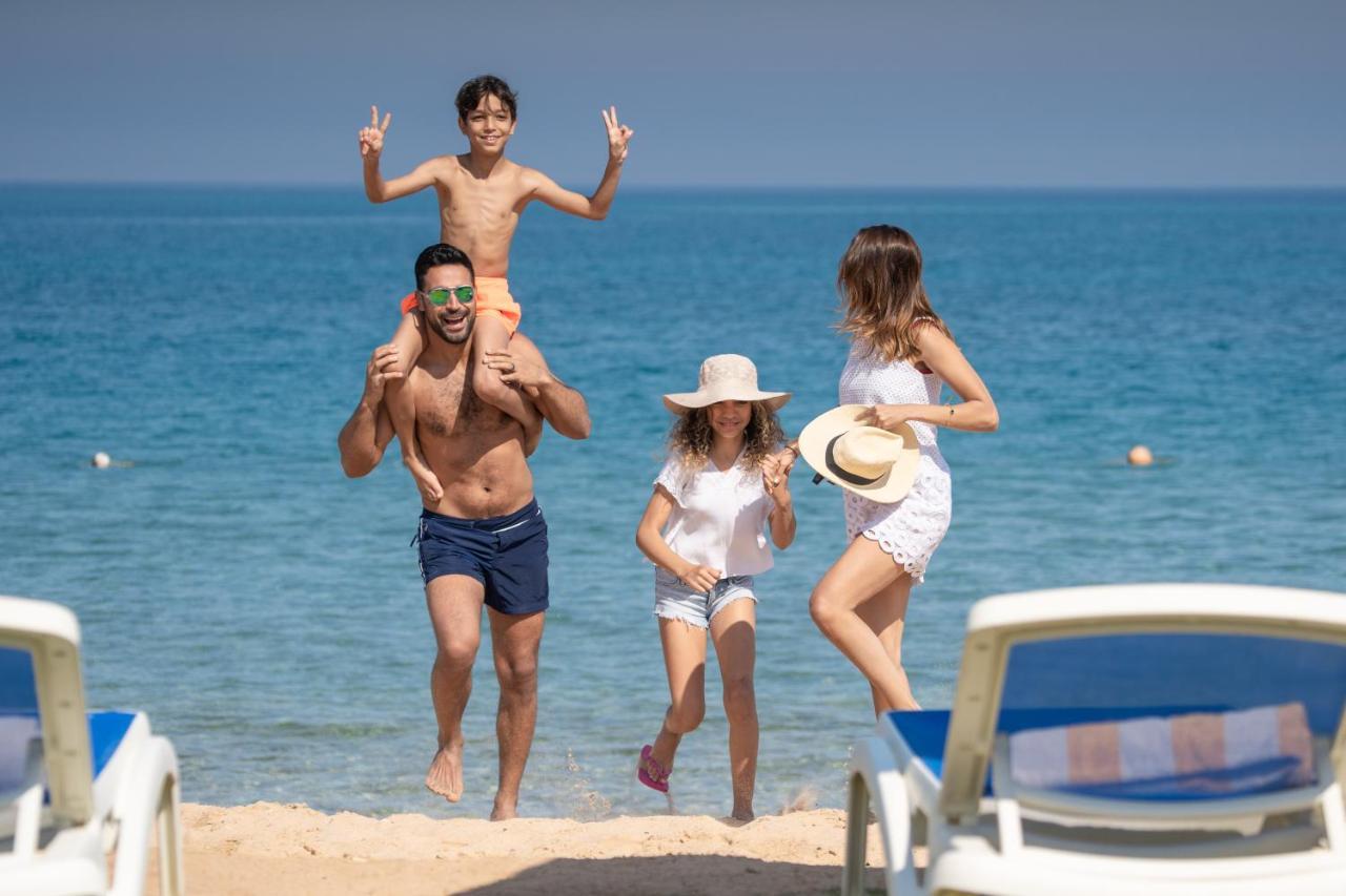 מלון עיין סוחנה Grand Ocean El Sokhna מראה חיצוני תמונה Family on a beach