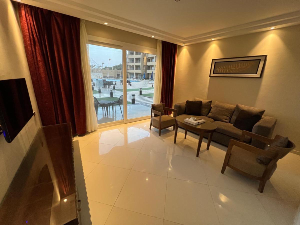 מלון עיין סוחנה Grand Ocean El Sokhna מראה חיצוני תמונה A living room in a hotel suite
