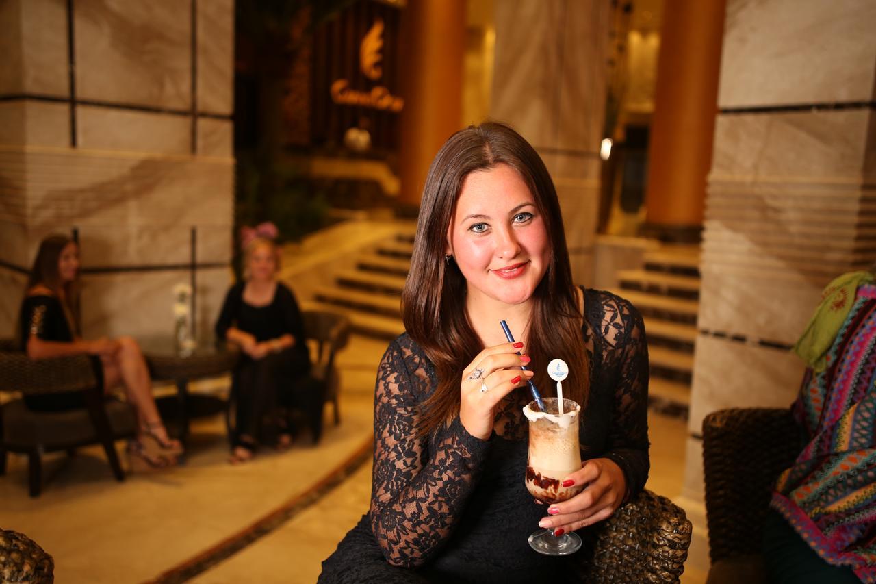מלון עיין סוחנה Grand Ocean El Sokhna מראה חיצוני תמונה A woman drinking a coffee cocktail